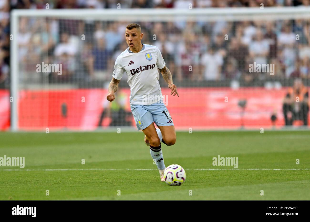 Londra, Regno Unito. 17 agosto 2024. Lucas Digne (Aston Villa) durante la partita di Premier League tra West Ham e Aston Villa al London Stadium Stratford. Questa immagine è SOLO per USO EDITORIALE. Licenza richiesta da Football DataCo per qualsiasi altro utilizzo. Crediti: MARTIN DALTON/Alamy Live News Foto Stock