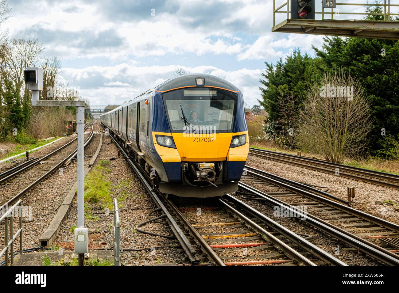 Desiro City classe 707 sud-orientale entrando nella stazione ferroviaria di Petts Wood, Petts Wood, Orpington, Kent Foto Stock