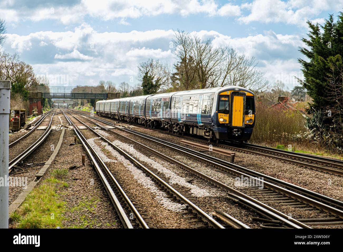 Classe sud-orientale 375 Electrostar entra nella stazione ferroviaria di Petts Wood, Petts Wood, Orpington, Kent Foto Stock