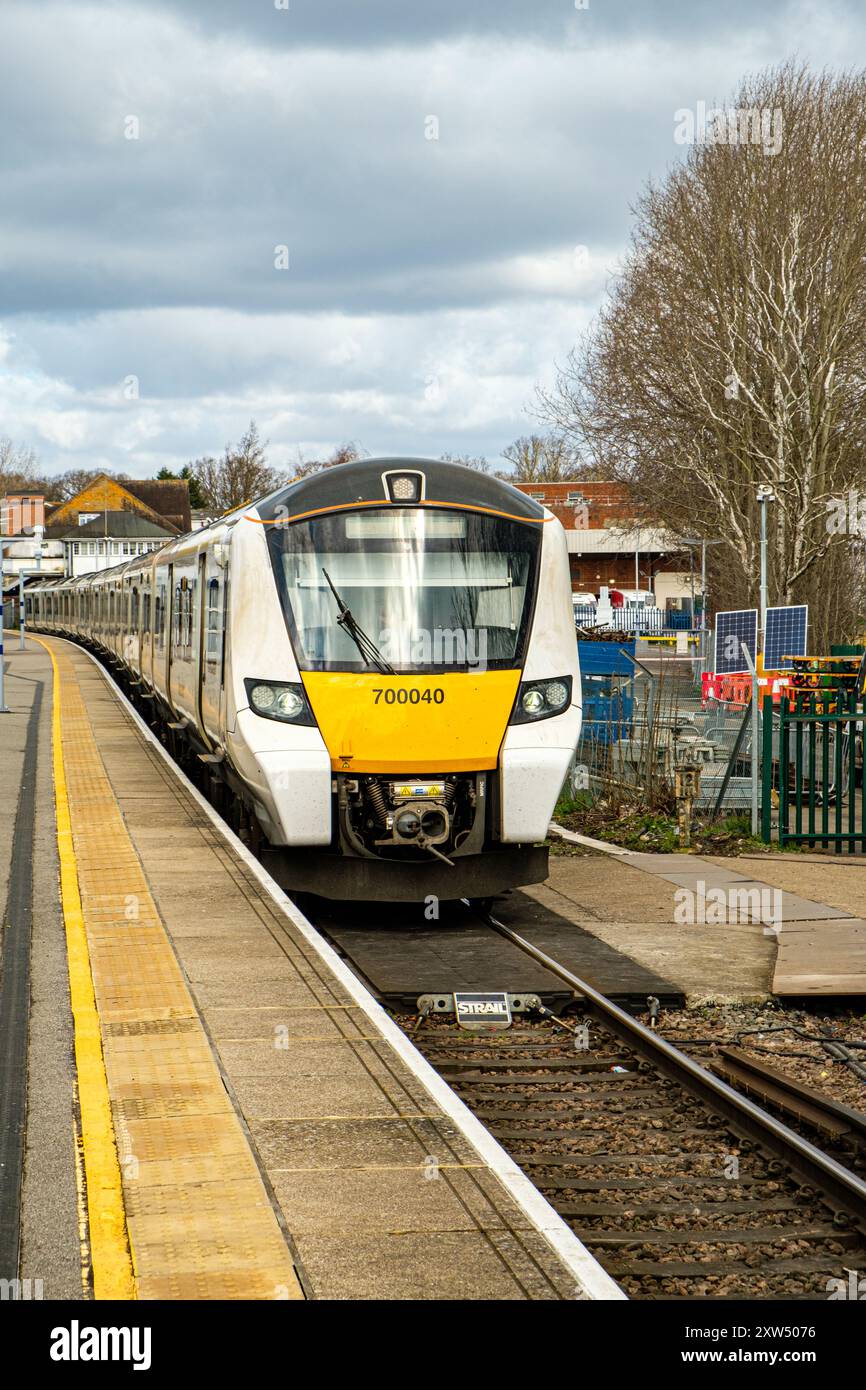 Desiro City classe 700 sud-orientale entrando nella stazione ferroviaria di Petts Wood, Petts Wood, Orpington, Kent Foto Stock