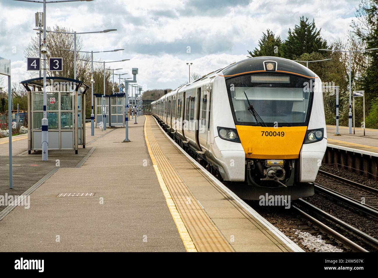 Desiro City classe 700 sud-orientale entrando nella stazione ferroviaria di Petts Wood, Petts Wood, Orpington, Kent Foto Stock