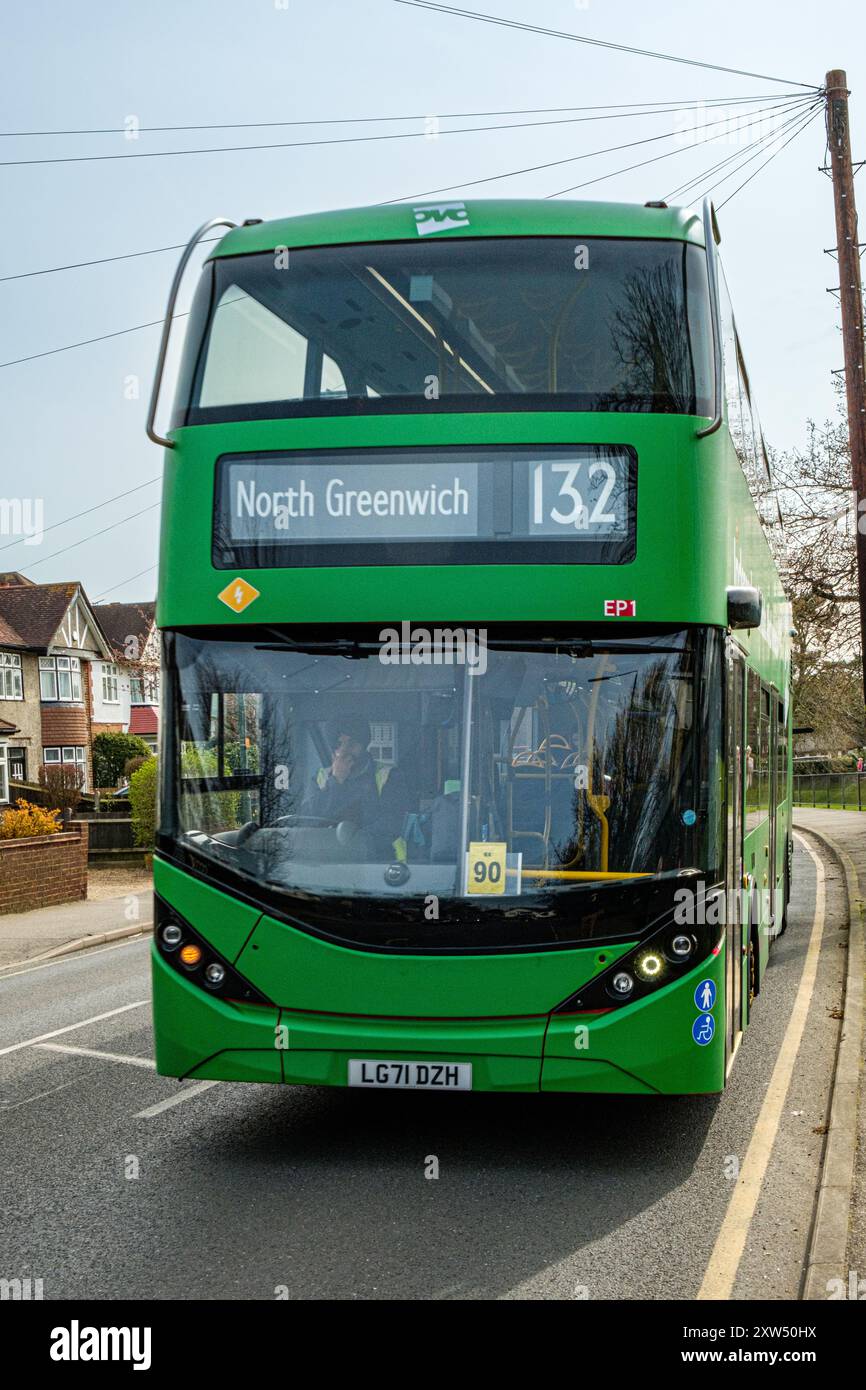 Prosegui su Alexander Dennis Enviro400EV London Transport Bus, Parkhill Road, Bexley, Kent Foto Stock