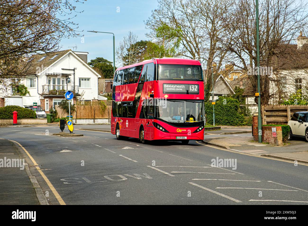 Prosegui su Alexander Dennis Enviro400EV London Transport Bus, Parkhill Road, Bexley, Kent Foto Stock
