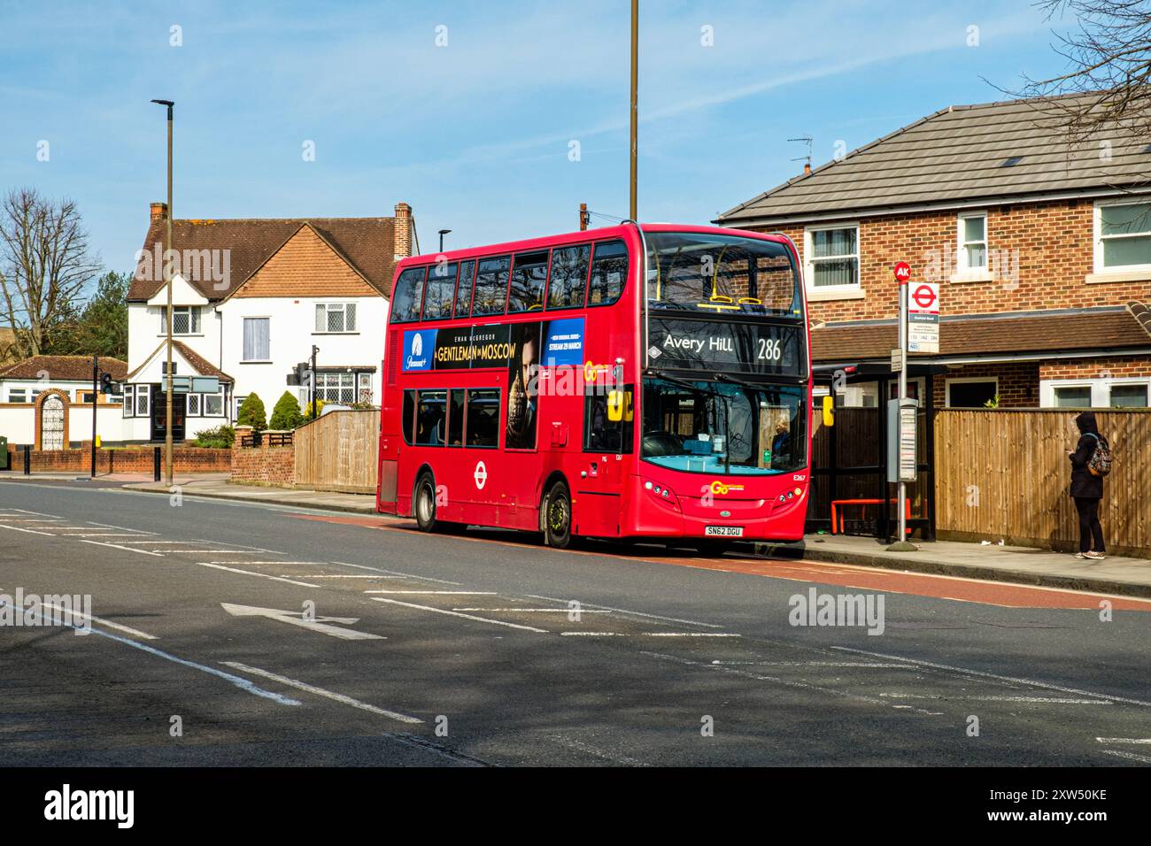 Prosegui su Alexander Dennis Enviro400 London Transport Bus, Bexley Road, Eltham, Greater London Foto Stock