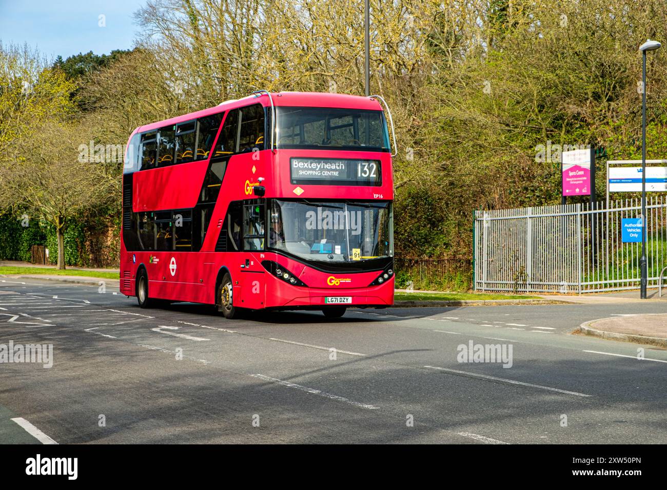 Prosegui su Alexander Dennis Enviro400EV London Transport Bus, Bexley Road, Eltham, Greater London Foto Stock