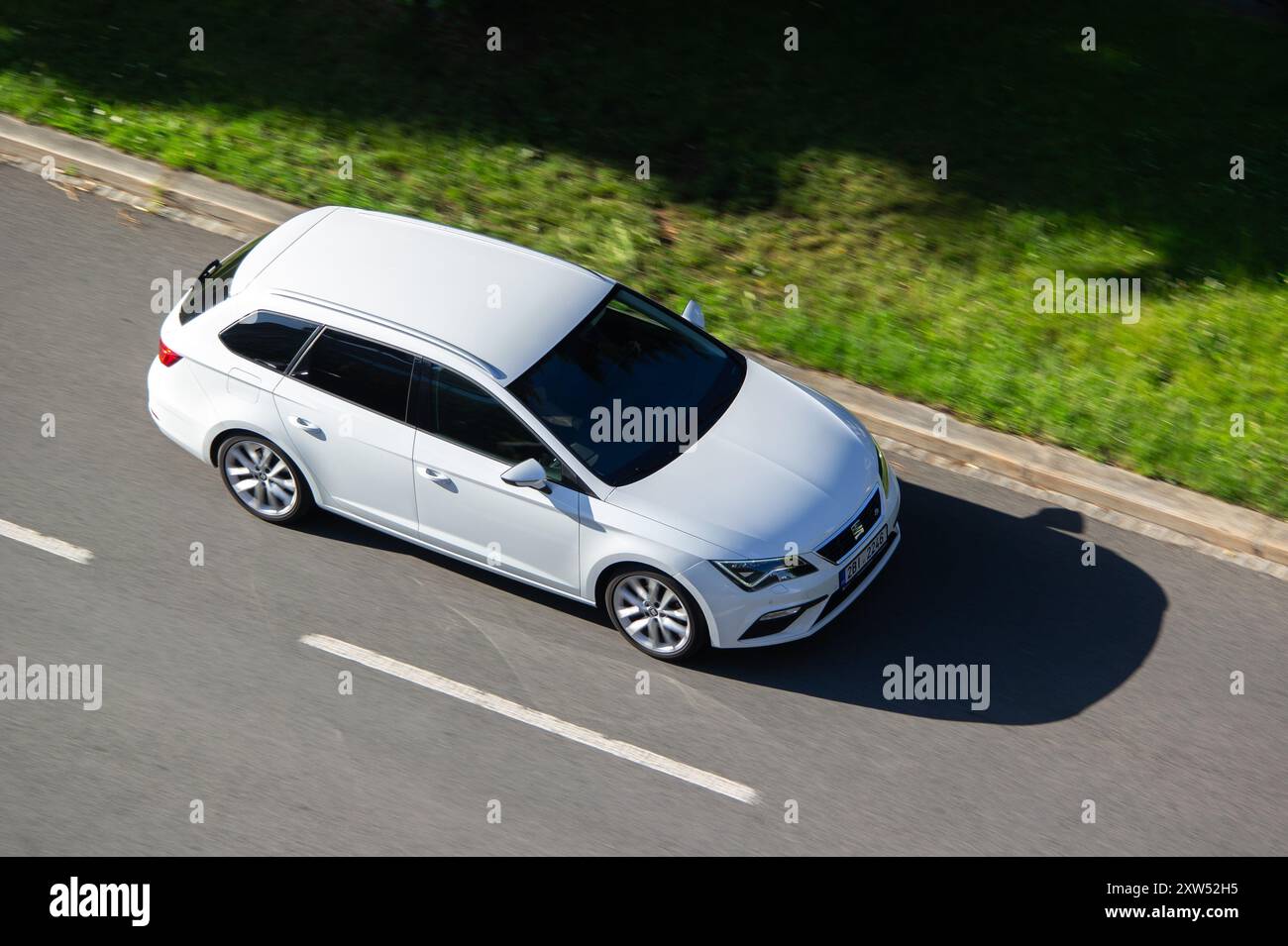 OSTRAVA, REPUBBLICA CECA - 12 GIUGNO 2024: Station wagon Seat Leon ST FR con effetto di sfocatura del movimento nelle giornate di sole Foto Stock