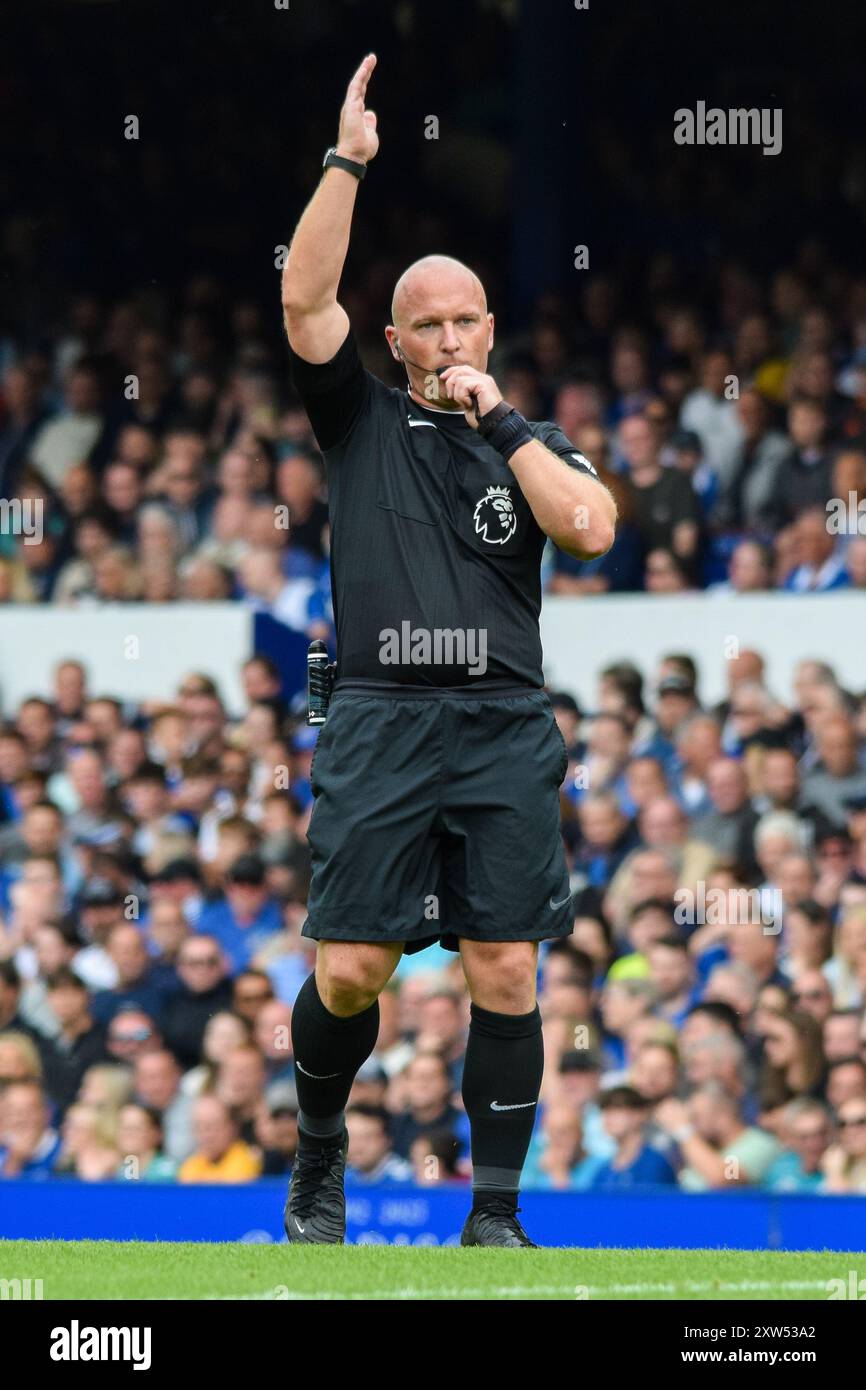 Liverpool, Regno Unito. 17 agosto 2024. Arbitro Simon Hooper durante la partita Everton FC contro Brighton & Hove Albion FC English Premier League al Goodison Park, Liverpool, Inghilterra, Regno Unito il 17 agosto 2024 Credit: Every Second Media/Alamy Live News Foto Stock