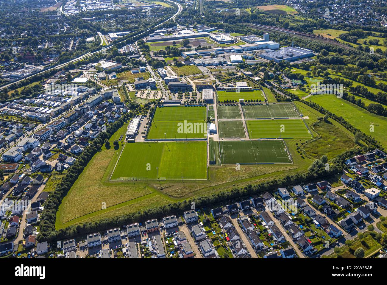 Luftbild, BVB 09 Borussia Dortmund Trainingszentrum an der Adi-Preißler-Allee, Fußballfelder, Wohnanlage Brackeler Feld Hohenbuschei, Brackel, Dortmund, Ruhrgebiet, Nordrhein-Westfalen, Deutschland ACHTUNGxMINDESTHONORARx60xEURO *** Vista aerea, BVB 09 Centro di allenamento Borussia Dortmund su Adi Preißler Allee, campi da calcio, complesso residenziale Brackeler Feld Hohenbuschei, Brackel, Dortmund, zona della Ruhr, Renania settentrionale-Vestfalia, Germania ATTENTIONxMINDESTHONORARx60xEURO Foto Stock