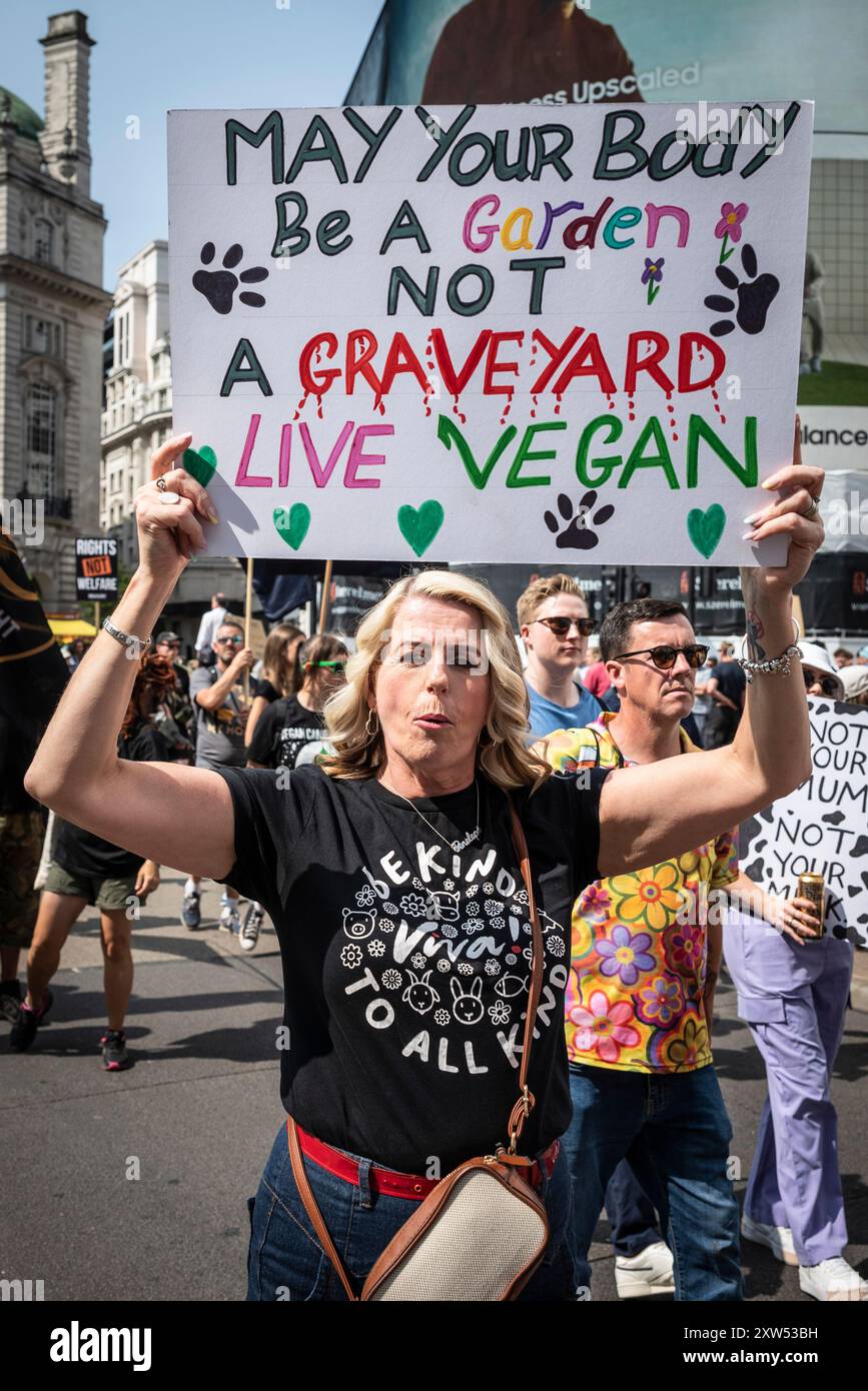 Che il tuo corpo sia un giardino, non un cimitero, National Animal Rights March, Londra, Inghilterra, Regno Unito, 17 agosto 2024 Foto Stock