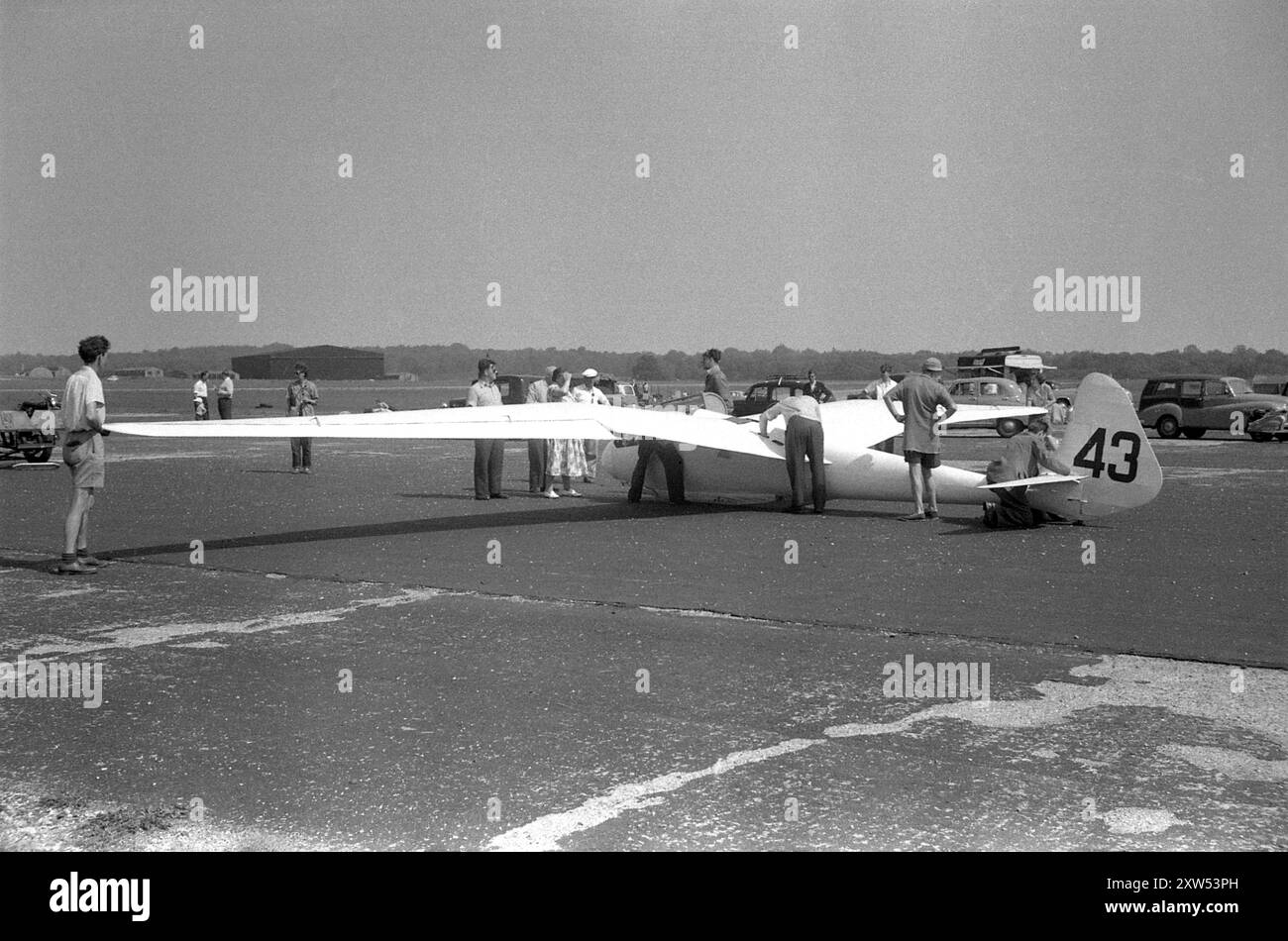 Inghilterra. Circa 1957 – Un aliante da competizione Slingsby T.13 Petrel a un posto in una riunione del club di alianti britannico. Foto Stock