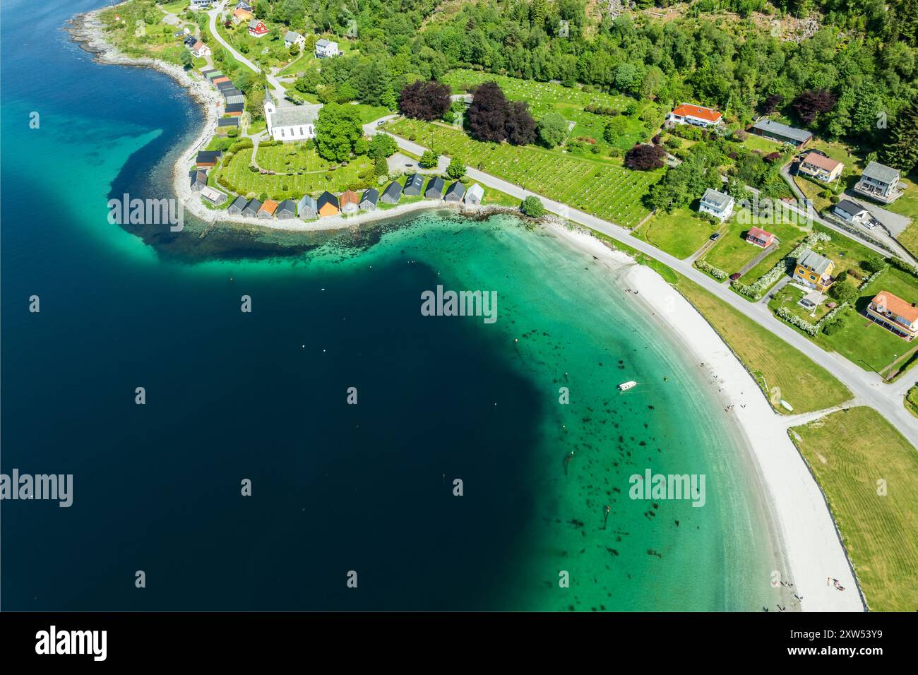 Vista aerea della spiaggia e della chiesa di Selje, dei capannoni di legno per barche, Stad, Vestland, Norvegia. Foto Stock