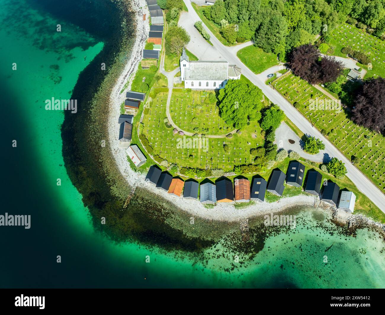 Vista aerea della spiaggia e della chiesa di Selje, dei capannoni di legno per barche, Stad, Vestland, Norvegia. Foto Stock