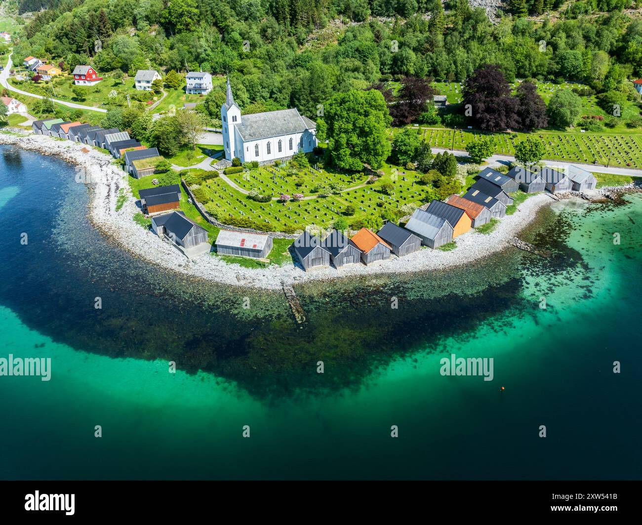 Vista aerea della spiaggia e della chiesa di Selje, dei capannoni di legno per barche, Stad, Vestland, Norvegia. Foto Stock