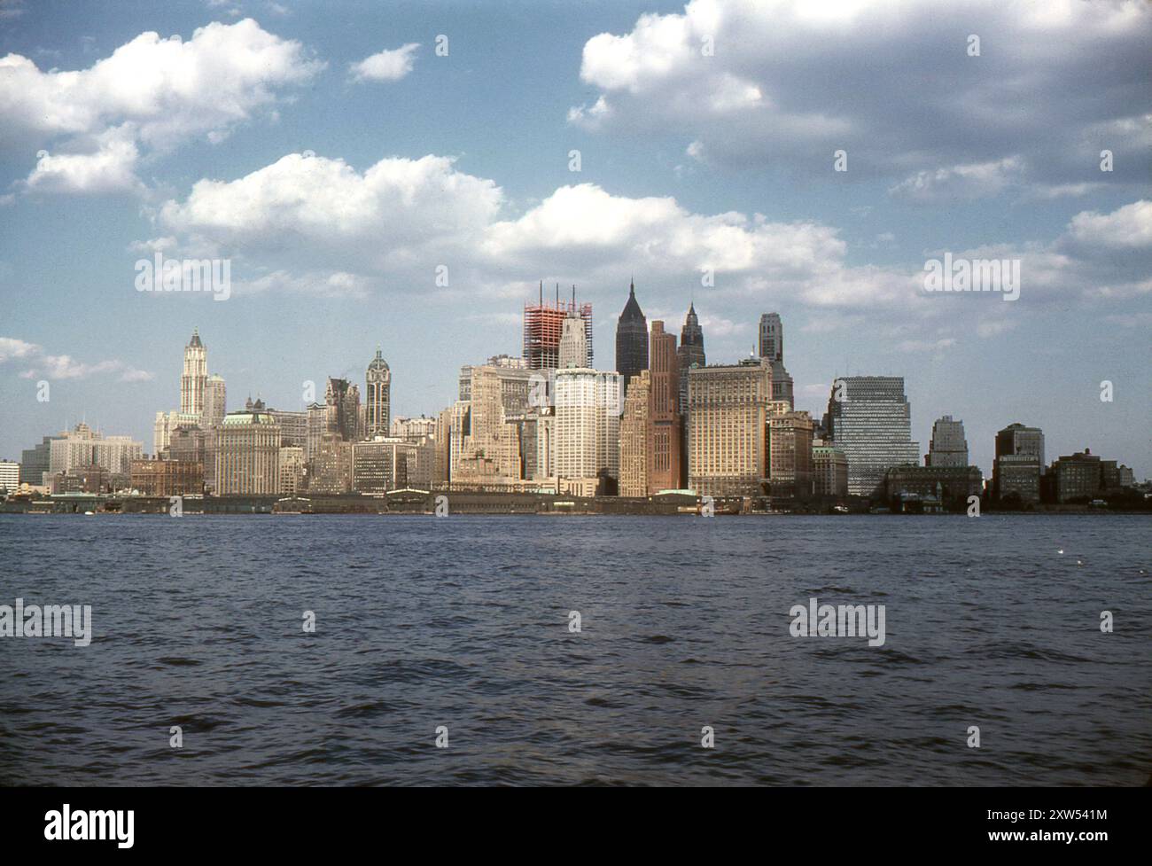 New York, Stati Uniti. 1959 settembre: Vista del Financial District, skyline di Lower Manhattan, presa dal fiume Hudson, New York. Il Woolworth Building, il Singer Building, il City Bank–Farmers Trust Building, il Bank of Manhattan Trust Building e il Cities Service Building sono visibili. La fotografia mostra anche l'edificio One Chase Manhattan Plaza in costruzione. Foto Stock