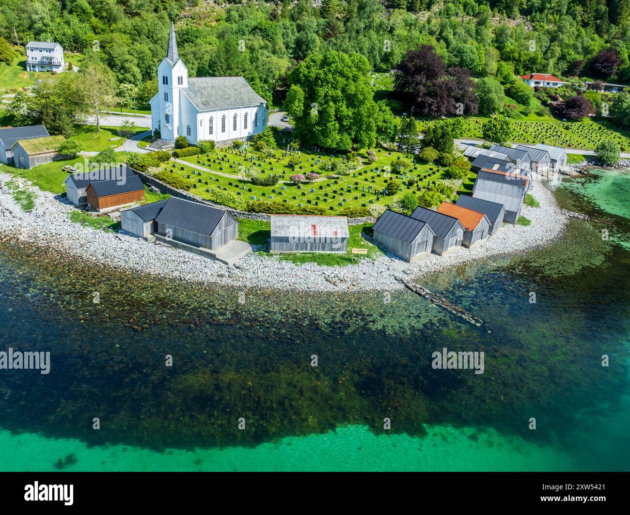 Vista aerea della spiaggia e della chiesa di Selje, dei capannoni di legno per barche, Stad, Vestland, Norvegia. Foto Stock