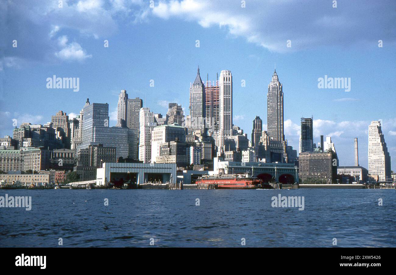 New York, Stati Uniti. Settembre 1959: Vista dello skyline di Lower Manhattan dall'East River, New York. Il Terminal Whitehall dei traghetti Staten Island Ferry e il Battery Maritime Building sono visibili in primo piano. Gli edifici dietro sono 2 Broadway, l'Irving Trust Company, il Bank of Manhattan Trust Building, il City Bank–Farmers Trust Building, il Building the Cities Service Building e il 99 Wall Street. La fotografia mostra anche il One Chase Manhattan Plaza Building in costruzione. Foto Stock