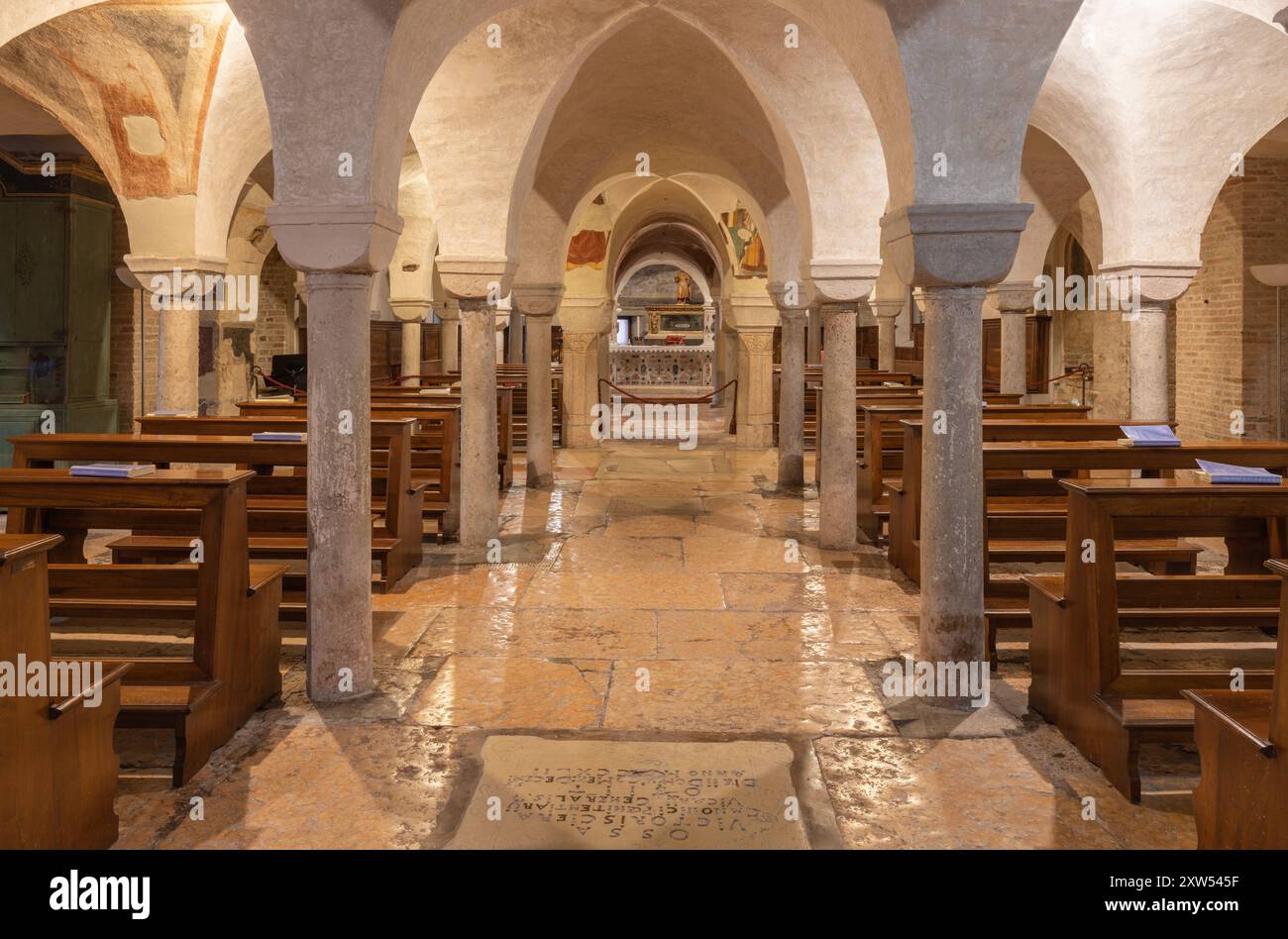 TREVISO, ITALIA - 8 NOVEMBRE 2023: La chiesa inferiore nella chiesa la Cattedrale di San Pietro Apostolo Foto Stock