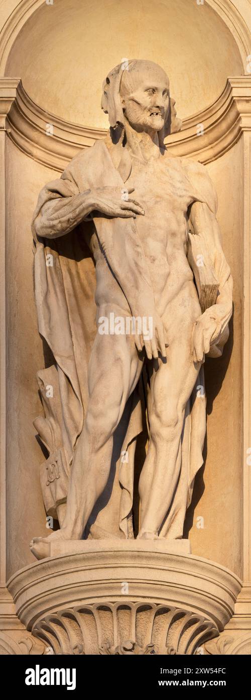 Vicenza - la statua di San Bartolomeo sulla facciata del Santuario Santa Maria di Monte Berico alla luce della sera (1688 - 1707). Foto Stock