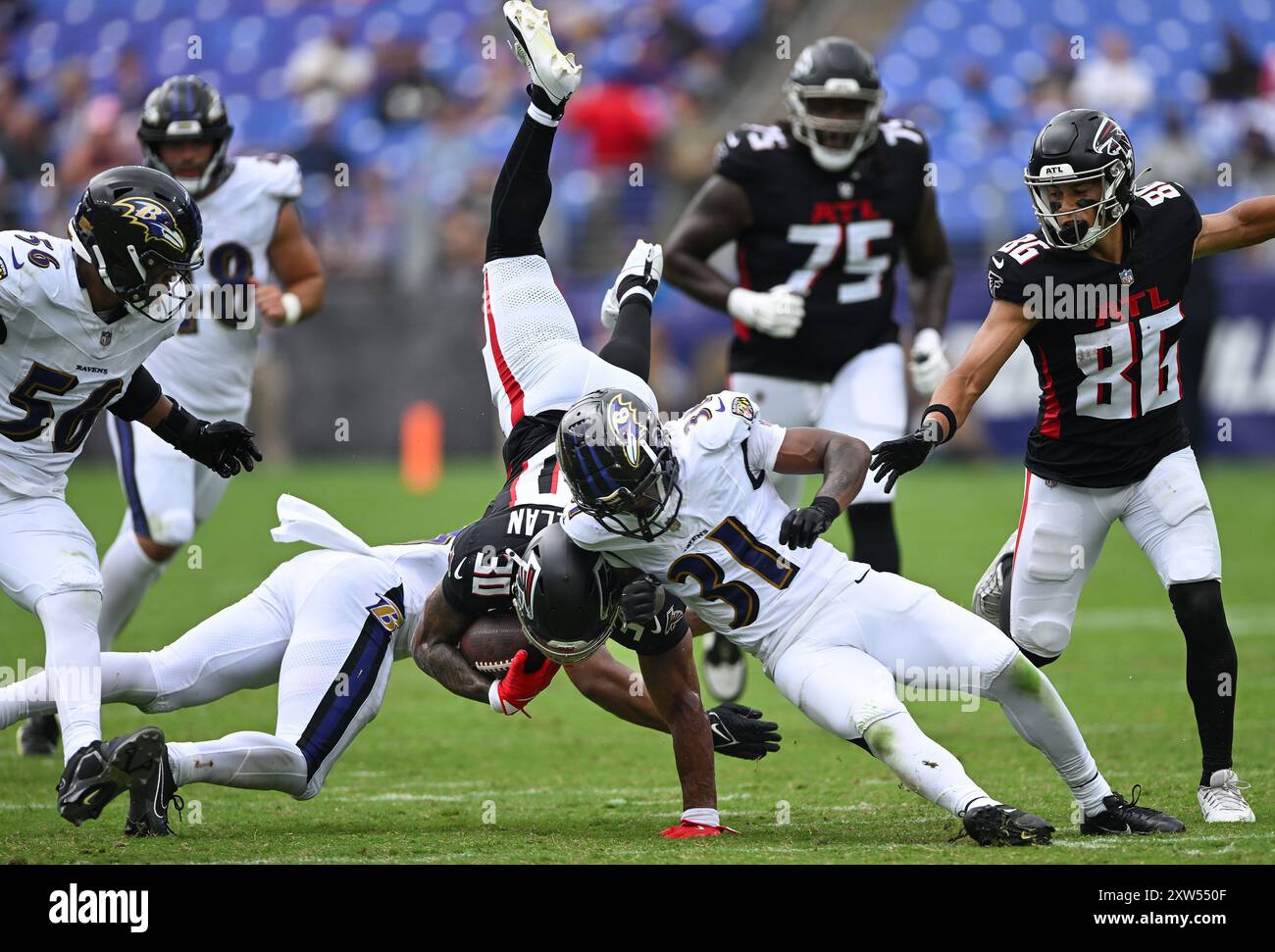 Baltimora, Stati Uniti. 17 agosto 2024. Il running back degli Atlanta Falcons Jase McClellan (30) è superato dalla safety dei Baltimore Ravens Beau Brade (6) e dal cornerback Bump Cooper Jr. (31) durante la seconda metà di una gara di pre-stagione all'M&T Bank Stadium di Baltimora, Maryland, sabato 17 agosto 2024. Baltimore ha vinto 13-12. Foto di David Tulis/UPI credito: UPI/Alamy Live News Foto Stock