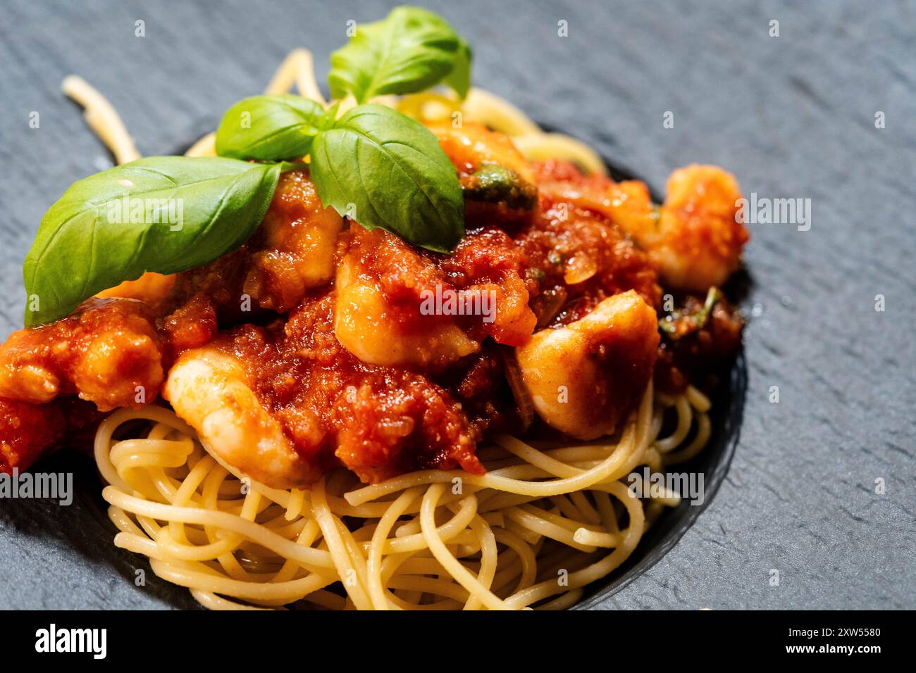 gamberetti fritti con erbe e spezie Foto Stock