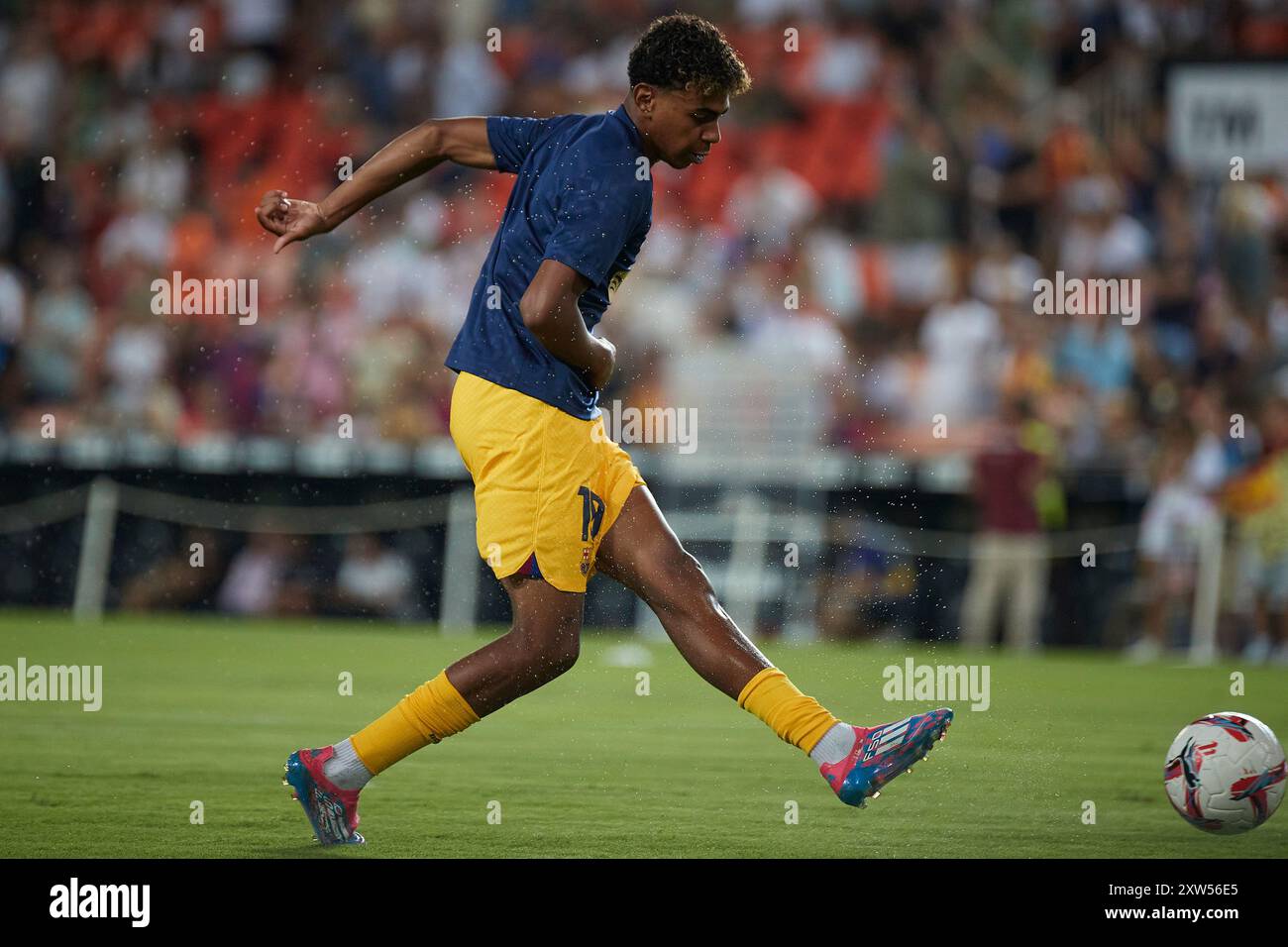 Valencia, Spagna. 17 agosto 2024. VALENCIA, SPAGNA - 17 AGOSTO: Lamine Yamal ala destra del Barcellona si scalda prima della partita LaLiga EA Sports tra Valencia CF e FC Barcelona allo stadio Mestalla il 17 agosto 2024 a Valencia, Spagna. (Foto di Jose Torres/Photo Players Images/Magara Press) credito: Magara Press SL/Alamy Live News Foto Stock