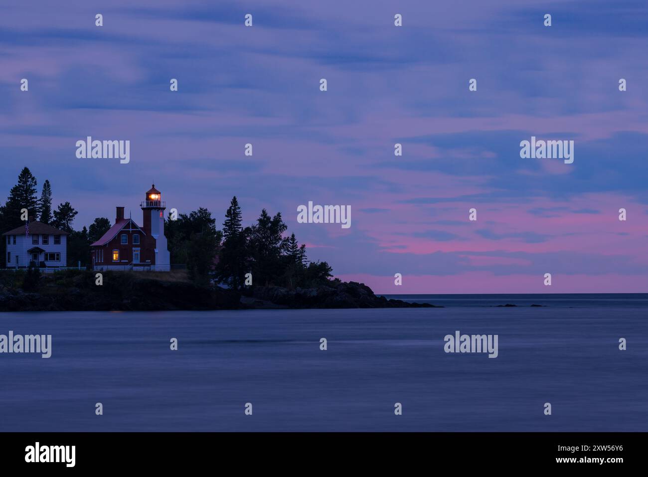 Faro di Eagle Harbor lungo il lago Superior in serata Foto Stock