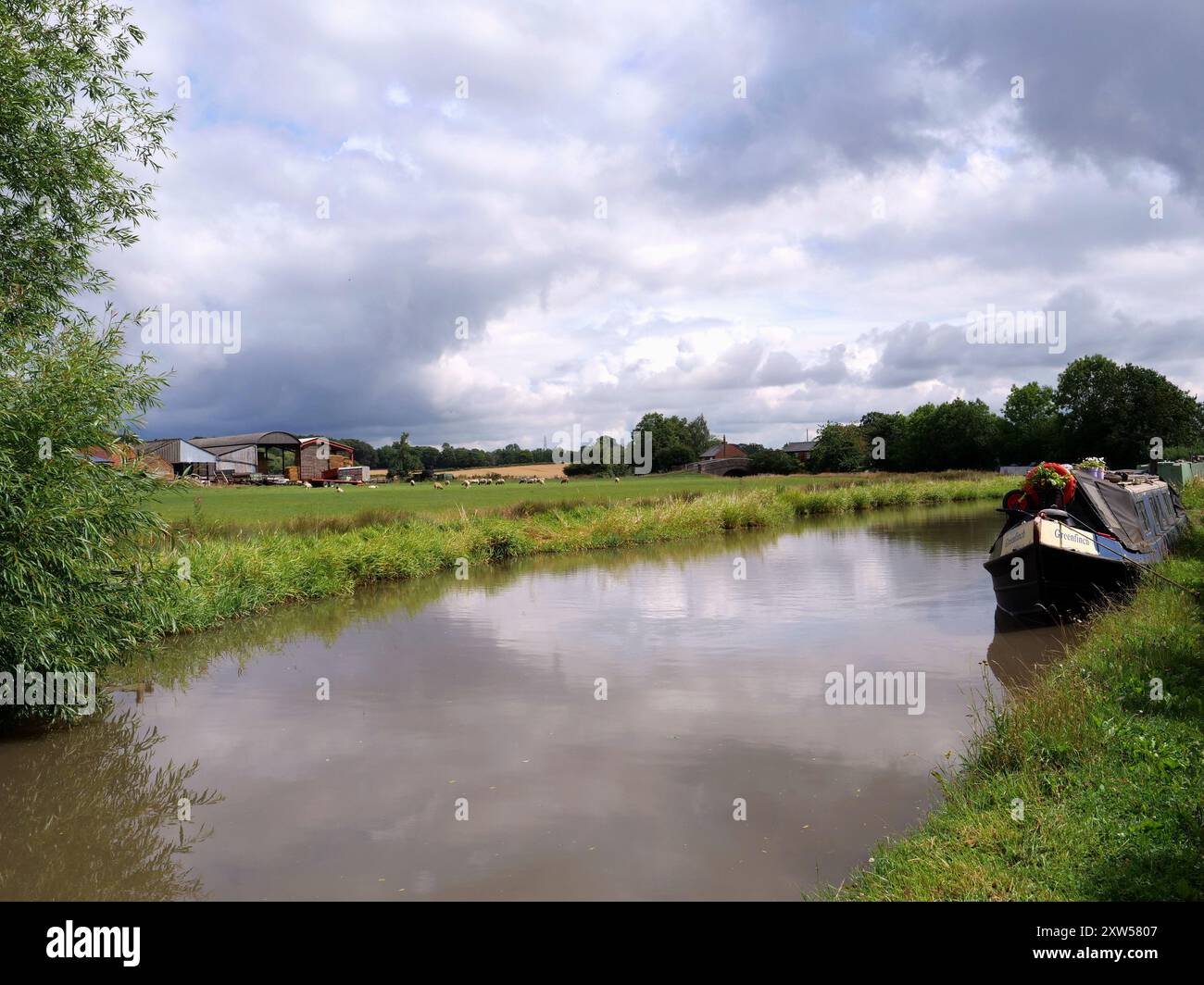 Una splendida vista generale del canale di Oxford nel Warwickshire in Inghilterra Foto Stock