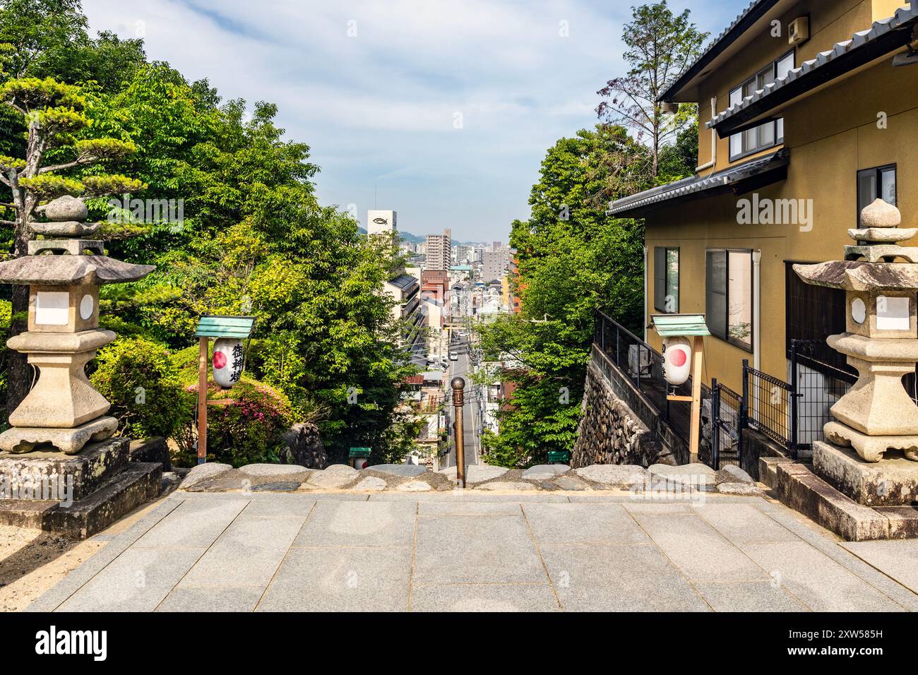 Vista di Matsuyama dalla collina di Isaniwa Jinja, un santuario shintoista nel centro della città di Matsuyama, regione di Shikoku, Giappone Foto Stock