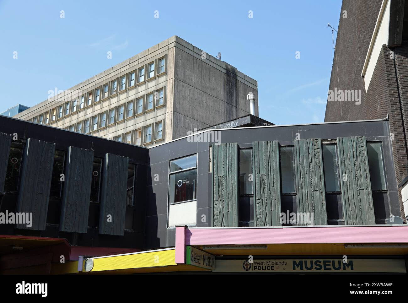 William Mitchell ha pannelli sopra il Museo della polizia di Hertford Street a Coventry Foto Stock