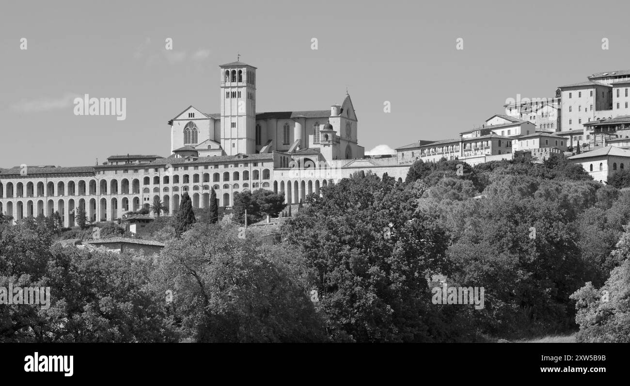 Assisi - la Basilica di San Francesco sul paesaggio umbro. Foto Stock