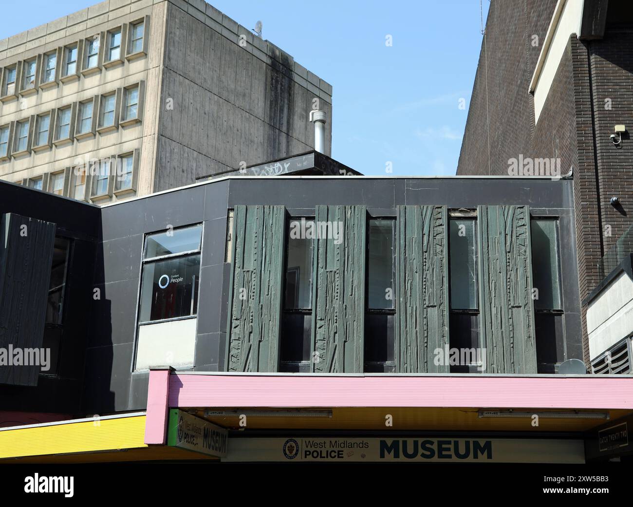 William Mitchell ha pannelli sopra il Museo della polizia di Hertford Street a Coventry Foto Stock