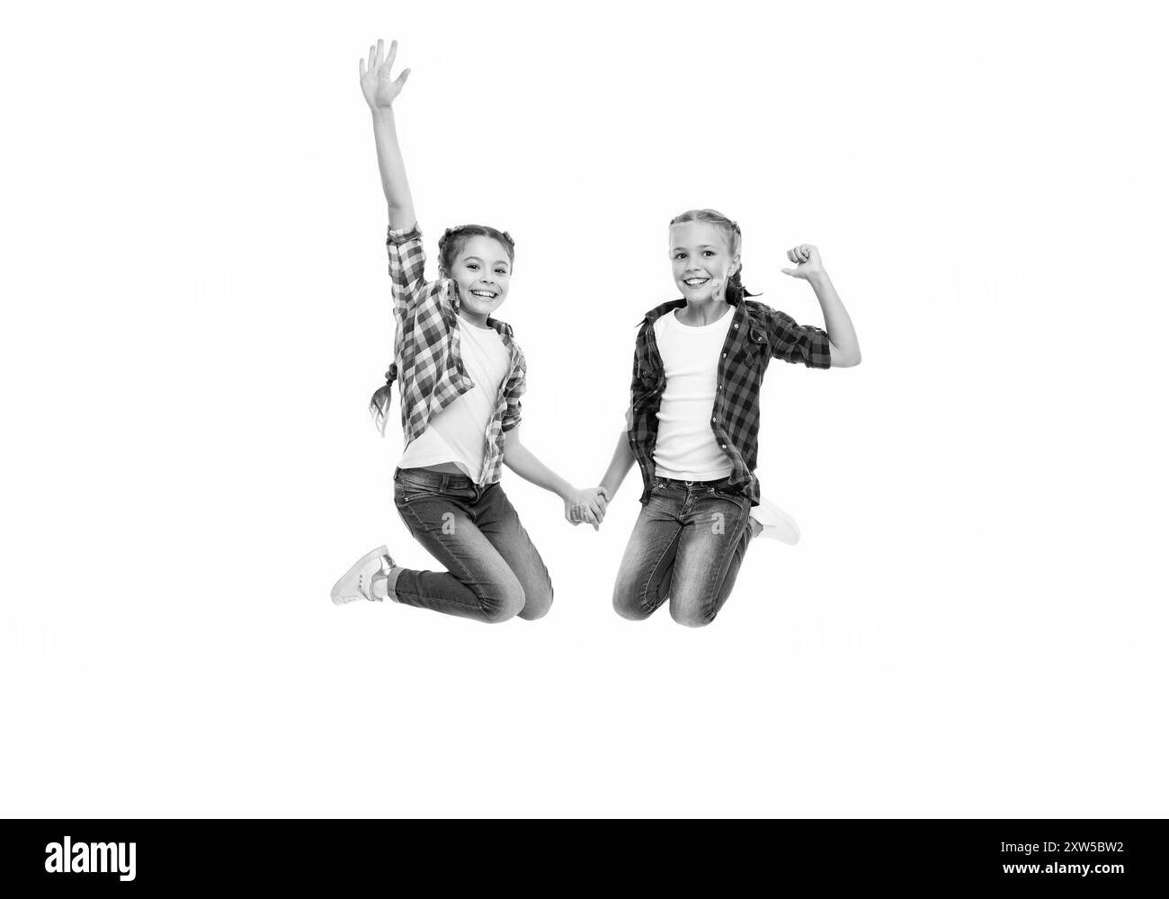 i bambini si divertono insieme. legame di sorellanza e amicizia. ragazze amiche che si divertono e saltano. amicizia di due figli. ragazze felici Foto Stock