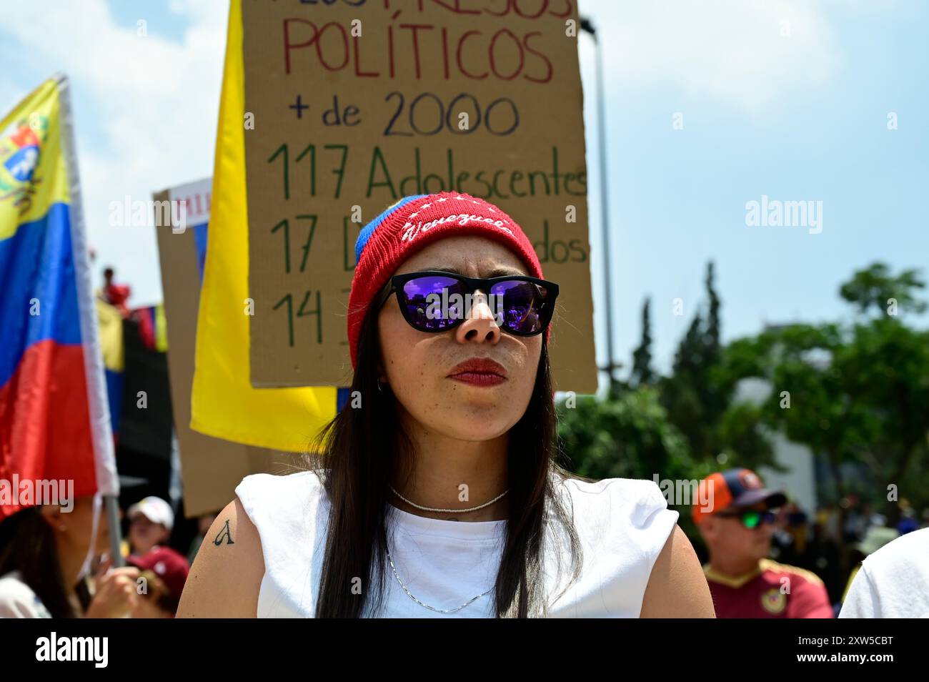 Città del Messico, Messico. 17 agosto 2024. Una donna venezuelana che partecipa ad una manifestazione al Monumento de la Revolucion con lo slogan 'lascia che il mondo veda i record in mano, non ci lasceremo derubare per protestare contro la proclamazione di Nicolas Maduro come vincitore e chiedere che la vittoria del candidato dell'opposizione Edmundo González Urrutia venga riconosciuta dopo le elezioni presidenziali venezuelane. Il 17 agosto 2024 a città del Messico, Messico. (Foto di Carlos Tischler/ Eyepix Group/Sipa USA) credito: SIPA USA/Alamy Live News Foto Stock