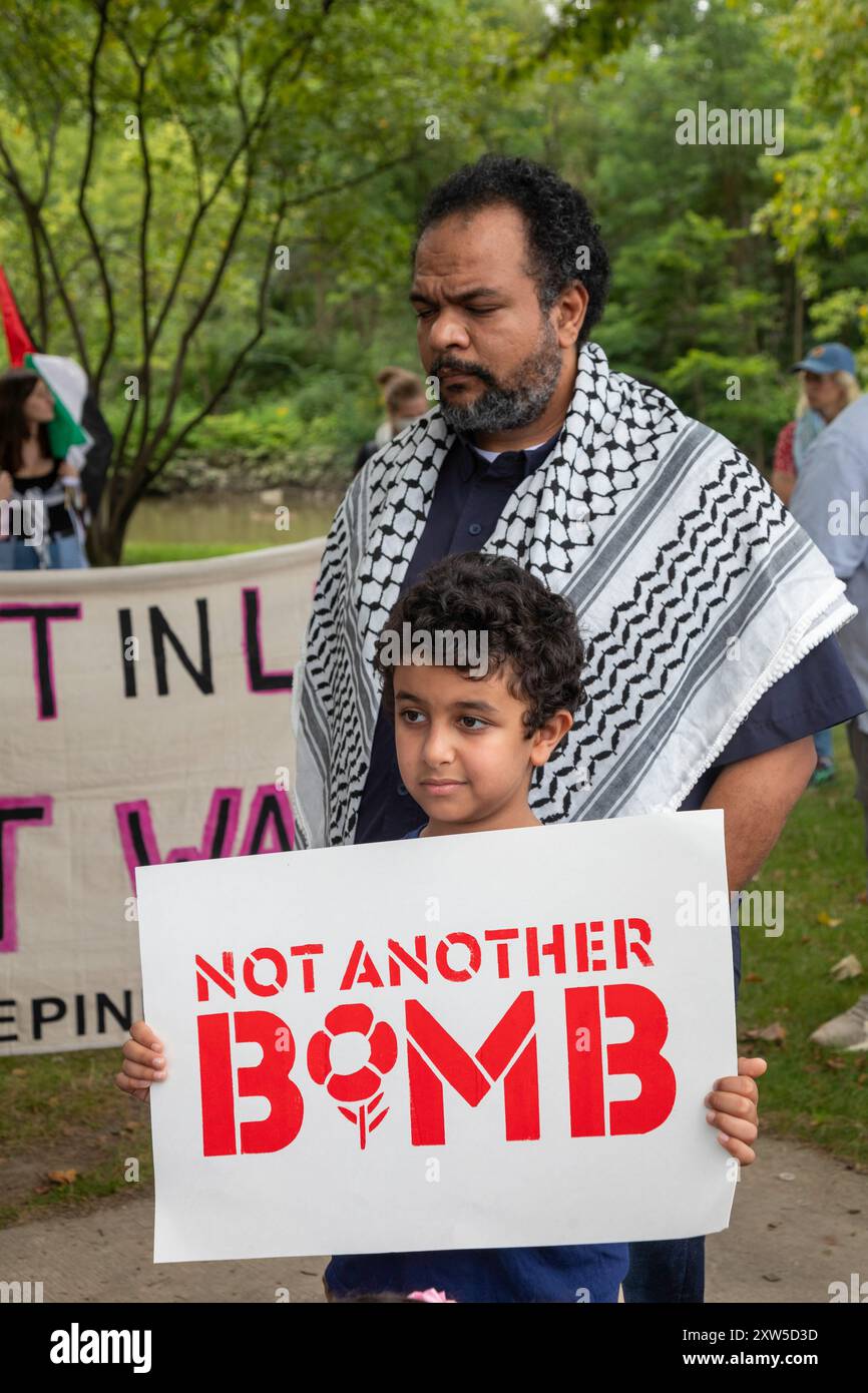 Dearborn, Michigan, Stati Uniti. 17 agosto 2024. Prima della Convenzione nazionale democratica, gli attivisti si sono mobilitati per chiedere che "non un'altra bomba” venisse inviata per la guerra di Israele a Gaza. Crediti: Jim West/Alamy Live News Foto Stock