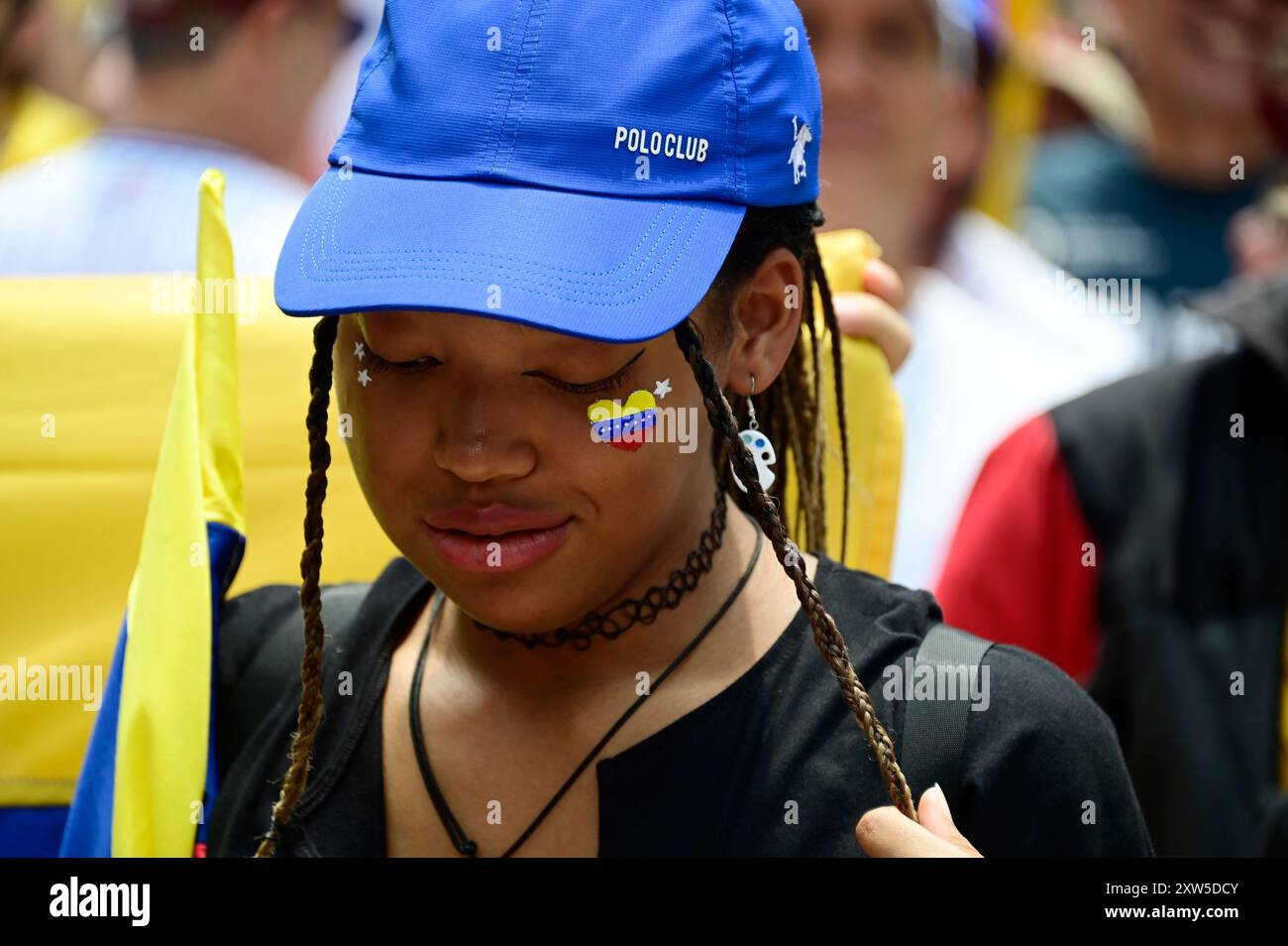 Città del Messico, Messico. 17 agosto 2024. Una donna venezuelana che partecipa ad una manifestazione al Monumento de la Revolucion con lo slogan 'lascia che il mondo veda i record in mano, non ci lasceremo derubare per protestare contro la proclamazione di Nicolas Maduro come vincitore e chiedere che la vittoria del candidato dell'opposizione Edmundo González Urrutia venga riconosciuta dopo le elezioni presidenziali venezuelane. Il 17 agosto 2024 a città del Messico, Messico. (Foto di Carlos Tischler/ Eyepix Group/Sipa USA) credito: SIPA USA/Alamy Live News Foto Stock