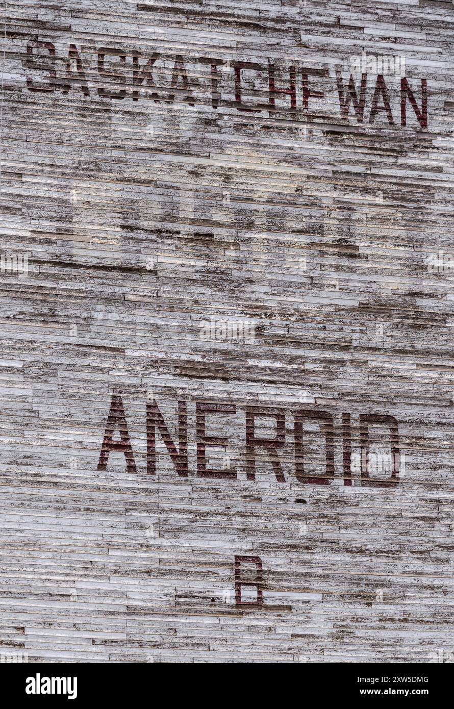 Un emblema sbiadito della piscina di frumento del Saskatchewan su un ascensore di legno a Aneroid Saskatchewan. Foto Stock