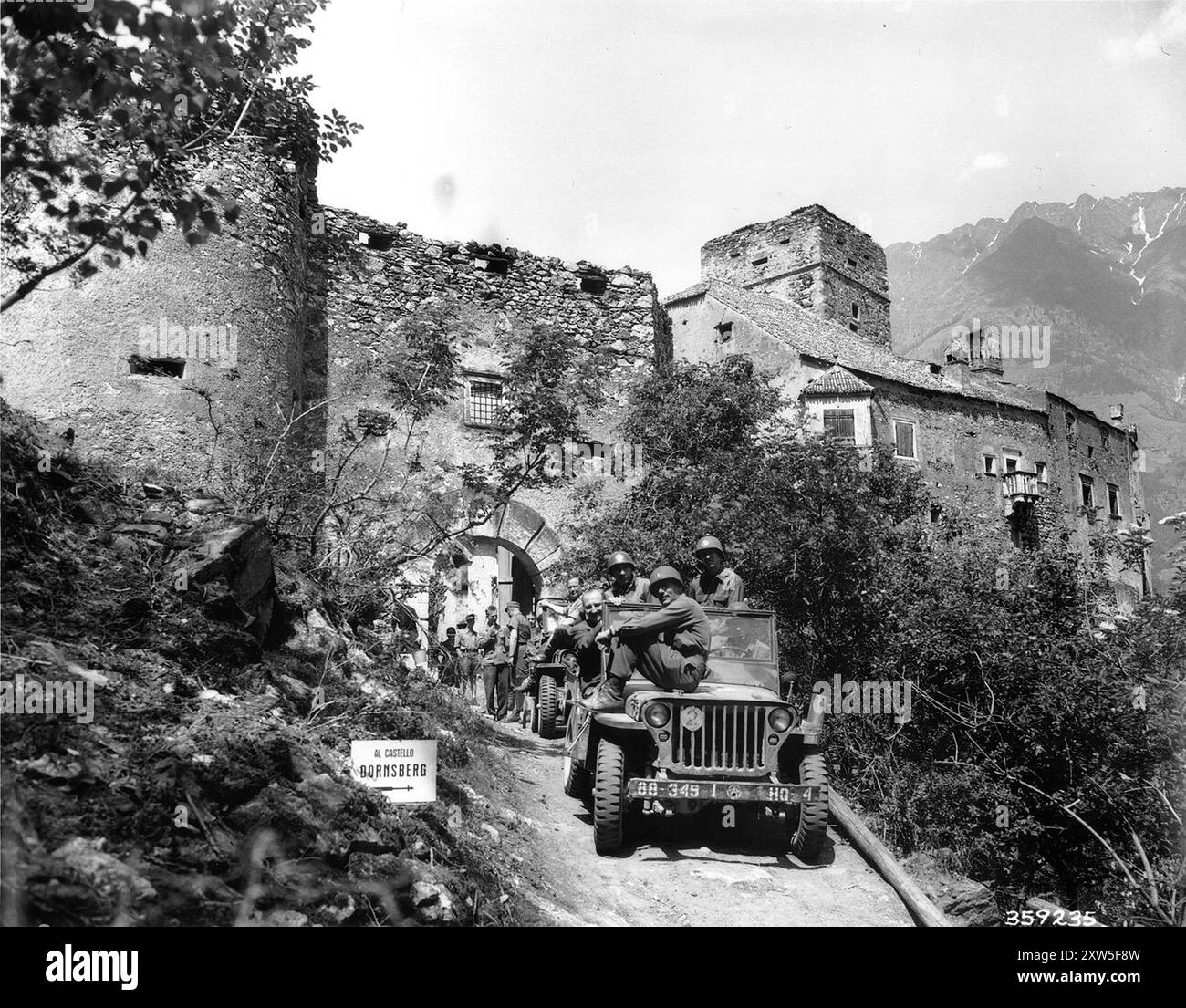 Una jeep della V Armata degli Stati Uniti che lascia il castello di Dornsberg dopo aver trovato grandi quantità di seta, lana e altri beni saccheggiati dai nazisti. Il civile (senza casco) nella prima jeep è il Dottor van Hartner, della Croce Rossa Internazionale di Budapest, che ha guidato gli americani in luoghi dove erano nascosti oggetti saccheggiati. Foto Stock