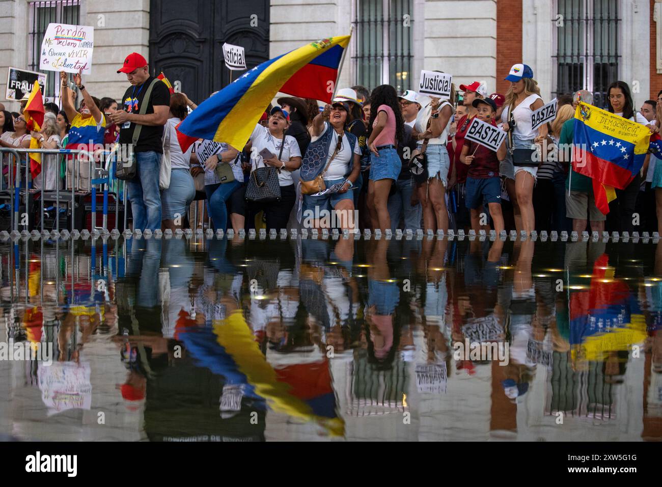 Madrid, Spagna. 17 agosto 2024. Migliaia di persone partecipano questo pomeriggio alla Puerta del Sol di Madrid al "Rally for the Truth of Venezuela”, chiamato in tutto il mondo questo sabato dagli oppositori di Nicolas Maduro. D. Canales Carvajal/Alamy Live News - immagine Foto Stock