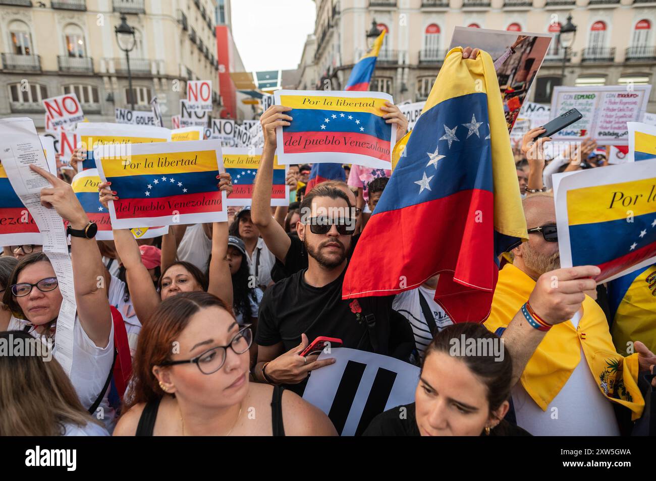 Madrid, Spagna. 17 agosto 2024. Persone che sventolano bandiere venezuelane e cartelli che protestano durante una manifestazione. Migliaia di venezuelani residenti a Madrid si sono riuniti a Puerta del Sol per protestare contro il governo di Nicolas Maduro ed esprimere il loro disaccordo con i risultati elettorali in Venezuela sostenendo il leader dell'opposizione Maria Corina Machado e il candidato dell'opposizione Edmundo Gonzalez, una parte dimostrativa della "grande protesta mondiale per la verità” che si sta svolgendo in molte città. Crediti: Marcos del Mazo/Alamy Live News Foto Stock