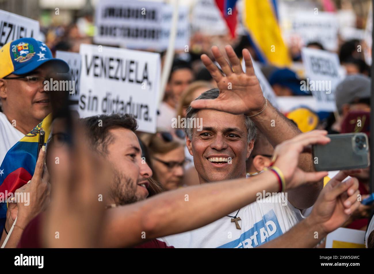 Madrid, Spagna. 17 agosto 2024. Il leader dell'opposizione venezuelana Leopoldo Lopez durante una manifestazione. Migliaia di venezuelani residenti a Madrid si sono riuniti a Puerta del Sol per protestare contro il governo di Nicolas Maduro ed esprimere il loro disaccordo con i risultati elettorali in Venezuela sostenendo il leader dell'opposizione Maria Corina Machado e il candidato dell'opposizione Edmundo Gonzalez, una parte dimostrativa della "grande protesta mondiale per la verità” che si sta svolgendo in molte città. Crediti: Marcos del Mazo/Alamy Live News Foto Stock