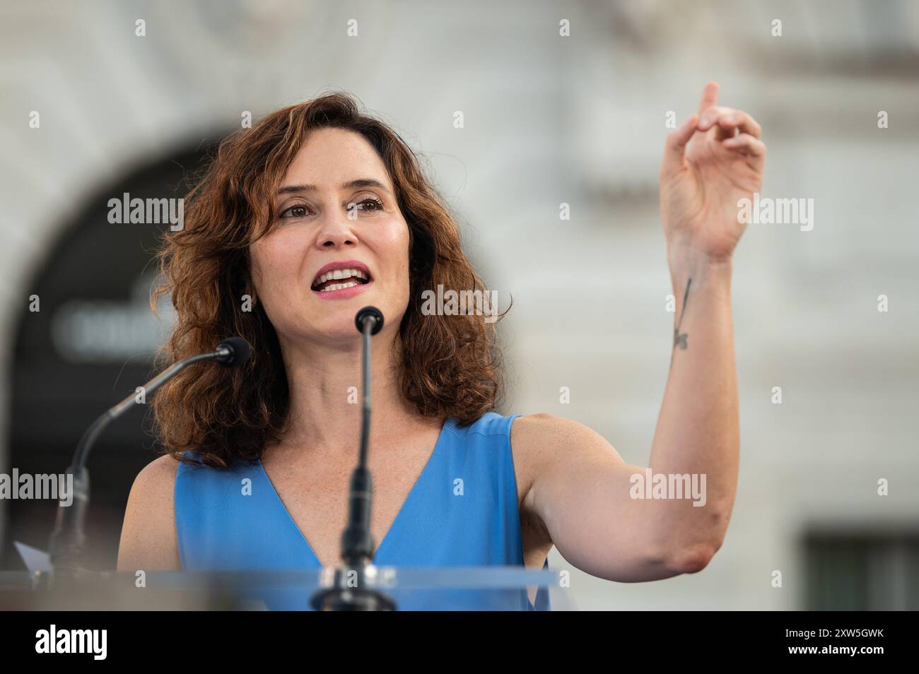 Madrid, Spagna. 17 agosto 2024. Il presidente della Comunità di Madrid, Isabel Diaz Ayuso, parla durante una manifestazione contro Nicolas Maduro. Migliaia di venezuelani residenti a Madrid si sono riuniti a Puerta del Sol per protestare contro il governo di Nicolas Maduro ed esprimere il loro disaccordo con i risultati elettorali in Venezuela sostenendo il leader dell'opposizione Maria Corina Machado e il candidato dell'opposizione Edmundo Gonzalez, una parte dimostrativa della "grande protesta mondiale per la verità” che si sta svolgendo in molte città. Crediti: Marcos del Mazo/Alamy Live News Foto Stock