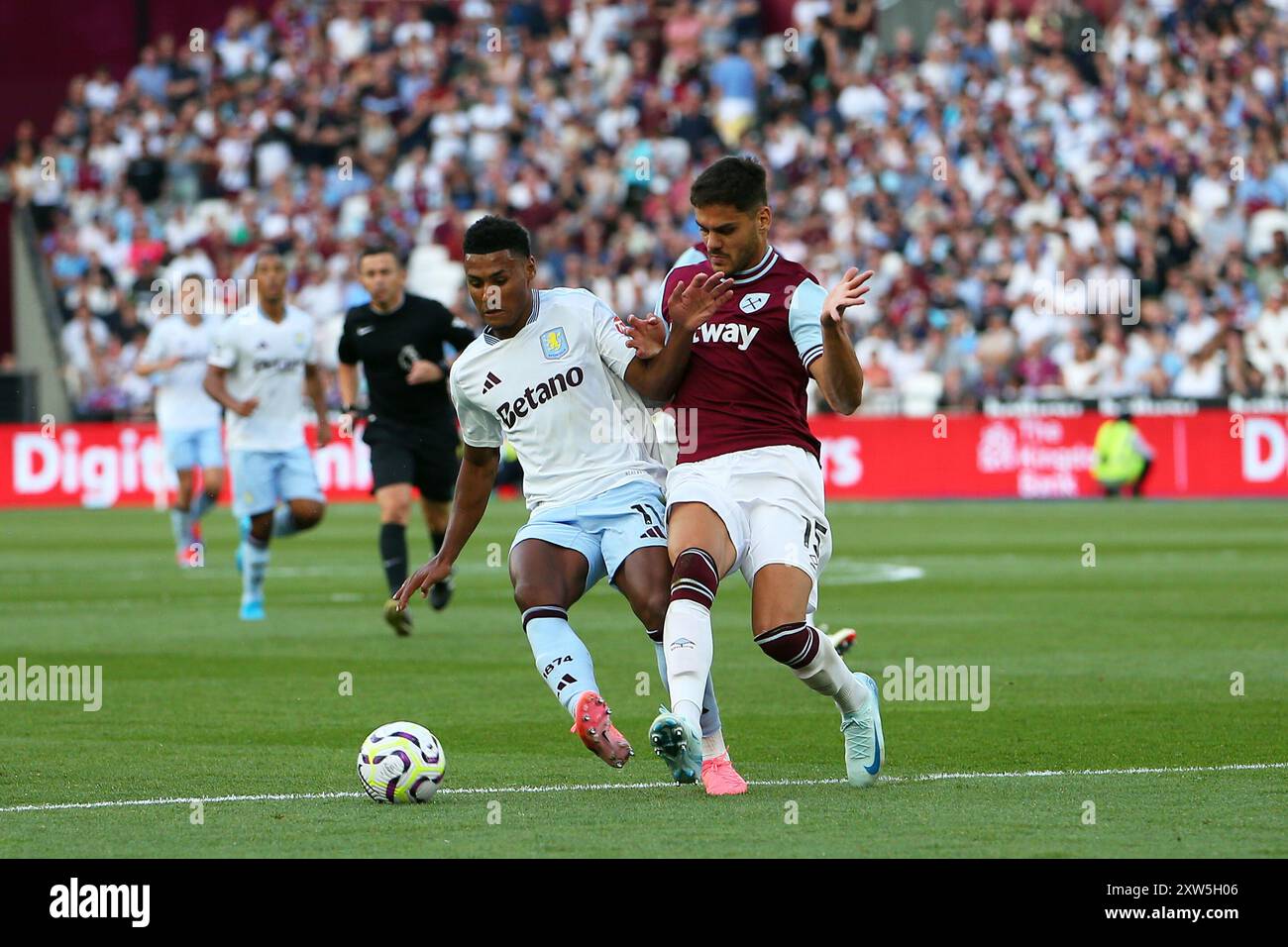 London Stadium, Londra, Regno Unito. 17 agosto 2024. Premier League Football, West Ham United contro Aston Villa; Ollie Watkins dell'Aston Villa e Konstantinos Mavropanos del West Ham United tussle per il pallone. Credito: Action Plus Sports/Alamy Live News Foto Stock