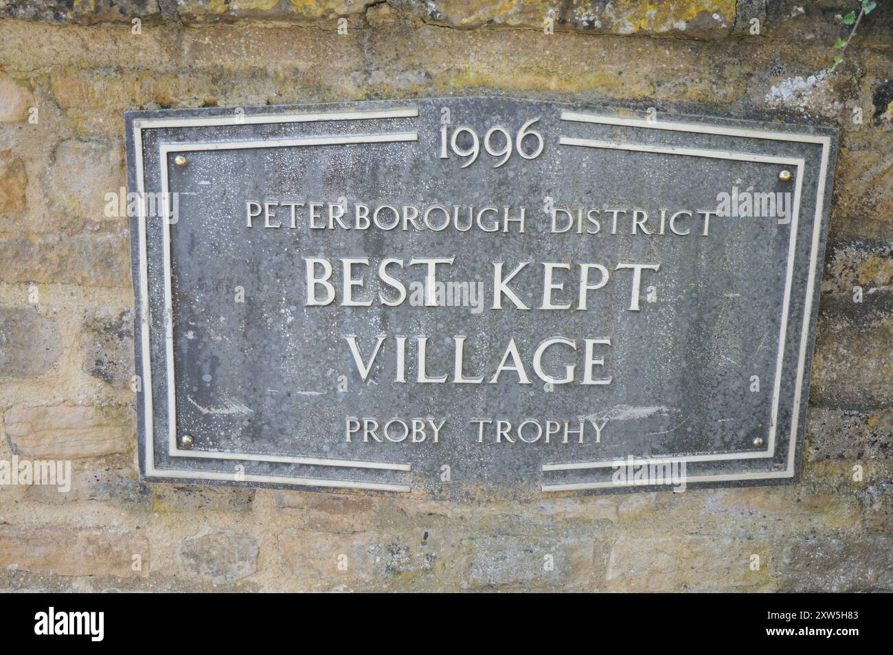 Insegna del villaggio meglio tenuta, Wansford, Cambridgeshire Foto Stock