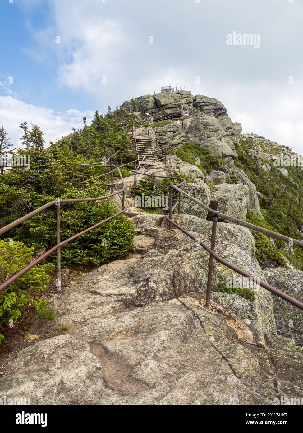 Un viaggio accidentato lungo il sentiero tortuoso e roccioso con corrimano di ferro, che conduce alla casa sulla cima della Whiteface Mountain, che offre viste mozzafiato Foto Stock