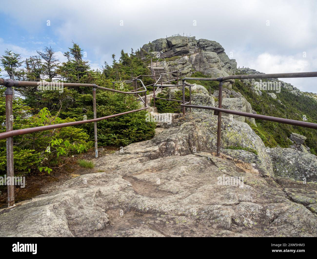 Un viaggio accidentato lungo il sentiero tortuoso e roccioso con corrimano di ferro, che conduce alla casa sulla cima della Whiteface Mountain, che offre viste mozzafiato Foto Stock