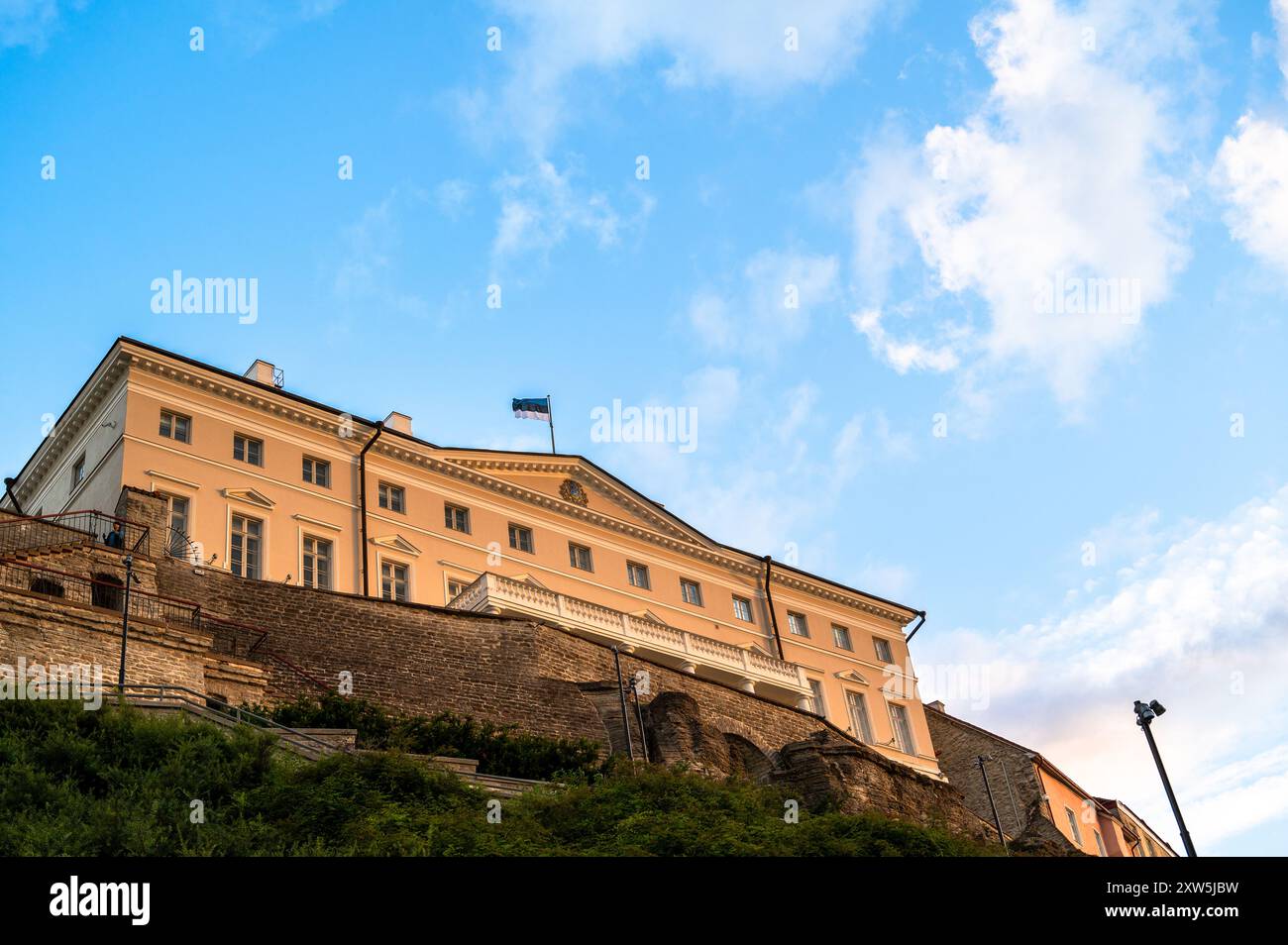 Stenbock House sulla collina Toompea nella città vecchia di Tallinn. L'edificio è stato completato nel 1792 ed è l'attuale sede del governo dell'Estonia Foto Stock