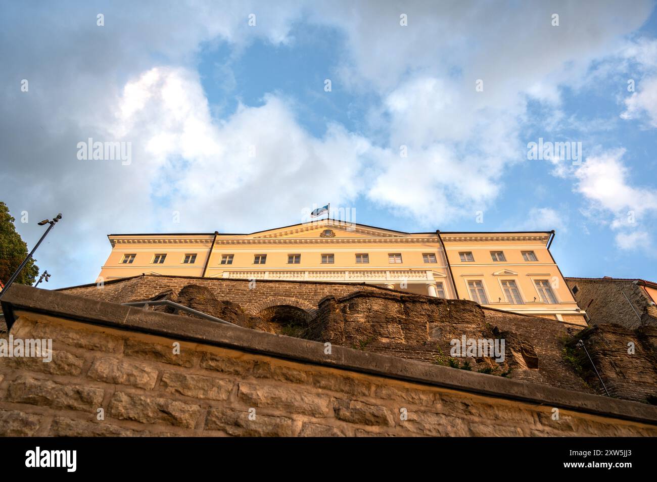 Stenbock House sulla collina Toompea nella città vecchia di Tallinn. L'edificio è stato completato nel 1792 ed è l'attuale sede del governo dell'Estonia Foto Stock