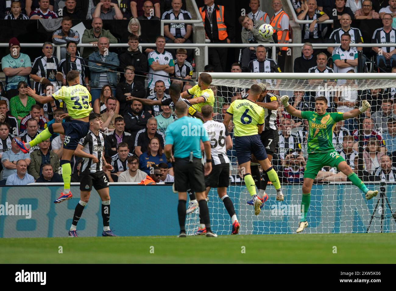 Il Taylor Harwood-Bellis del Southampton si dirige verso la rete del Newcastle United durante la partita di Premier League tra Newcastle United e Southampton al St. James's Park, Newcastle, sabato 17 agosto 2024. (Foto: Trevor Wilkinson | mi News) crediti: MI News & Sport /Alamy Live News Foto Stock