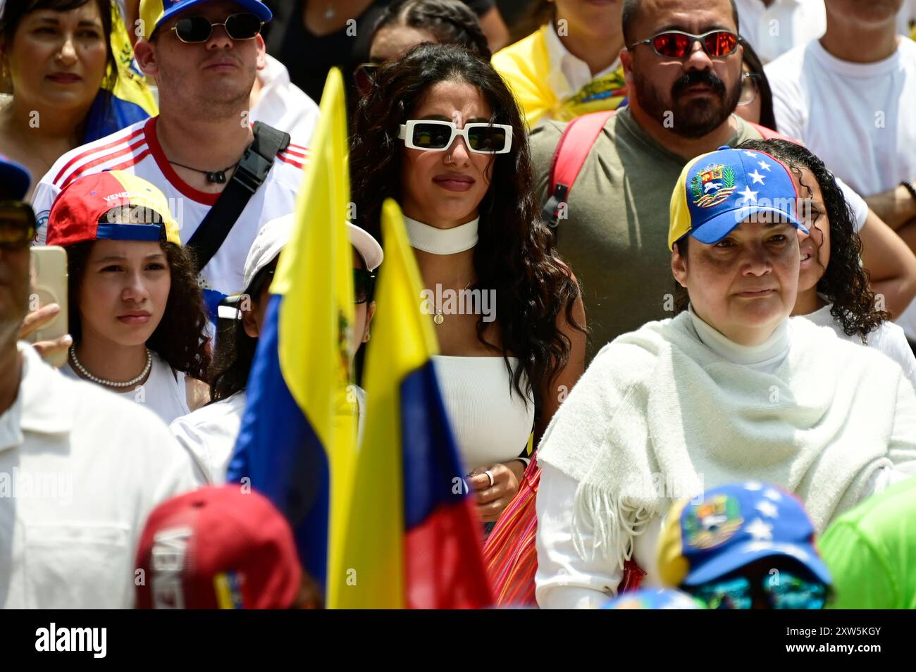 Una donna venezuelana che partecipa ad una manifestazione al Monumento de la Revolucion con lo slogan 'lascia che il mondo veda i record in mano, non ci lasceremo derubare per protestare contro la proclamazione di Nicolas Maduro come vincitore e chiedere che la vittoria del candidato dell'opposizione Edmundo GonzÃ¡lez Urrutia venga riconosciuta dopo le elezioni presidenziali venezuelane. Il 17 agosto 2024 a città del Messico, Messico. (Credit Image: © Carlos Tischler/eyepix via ZUMA Press Wire) SOLO PER USO EDITORIALE! Non per USO commerciale! Foto Stock