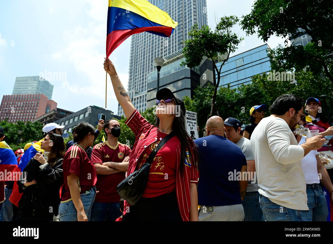 Una donna venezuelana solleva una bandiera venezuelana mentre partecipa ad una manifestazione al Monumento de la Revolucion con lo slogan 'lascia che il mondo veda i record in mano, non ci lasceremo derubare per protestare contro la proclamazione di Nicolas Maduro come vincitore e chiedere che la vittoria del candidato dell'opposizione Edmundo GonzÃ¡lez Urrutia venga riconosciuta dopo le elezioni presidenziali venezuelane. Il 17 agosto 2024 a città del Messico, Messico. (Credit Image: © Carlos Tischler/eyepix via ZUMA Press Wire) SOLO PER USO EDITORIALE! Non per USO commerciale! Foto Stock